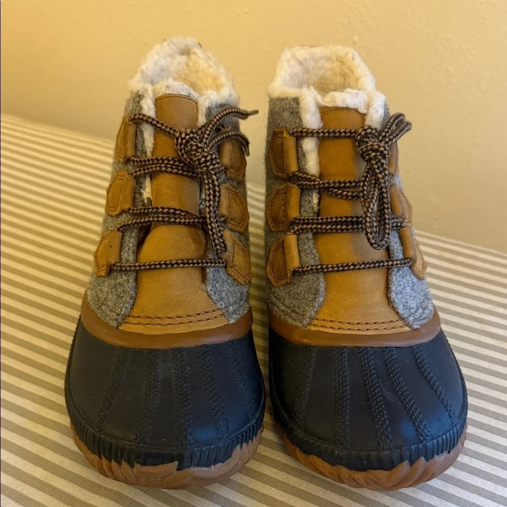 Sorel Out N About Plus Felt Winter Boots - Navy, Gray, and Tan